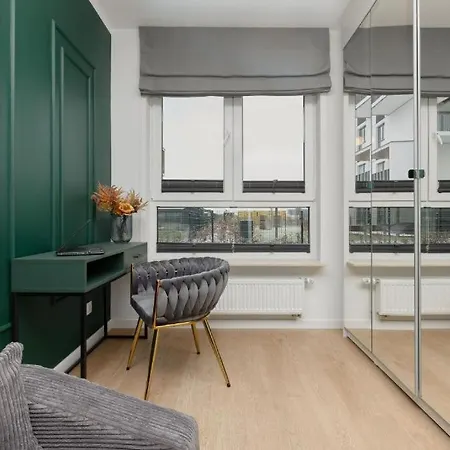 Green In Warsaw's Bemowo District With A Garden And Double Garage Varsóvia