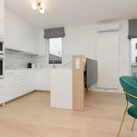 Green In Warsaw's Bemowo District With A Garden And Double Garage Varsóvia